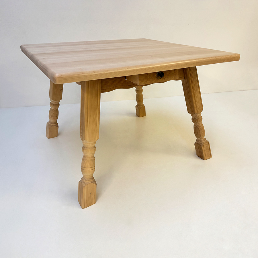 Vierfußtisch 4510 mit Schubladen, 110/110 cm, Ahornplatte