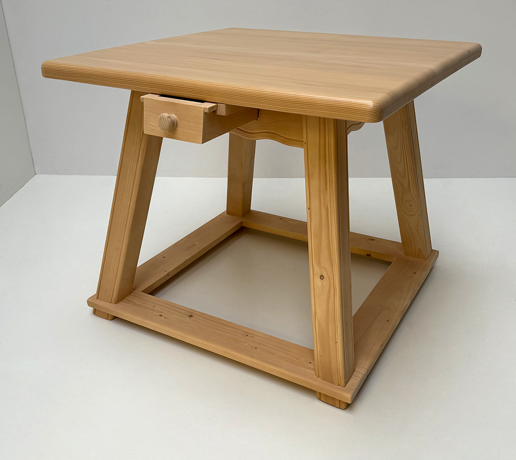 Vierfußtisch 4520 Amberg-Rosenheim, mit Schubladen, Fußrahmen, gerader Fuß, Fichteplatte  90/90 cm