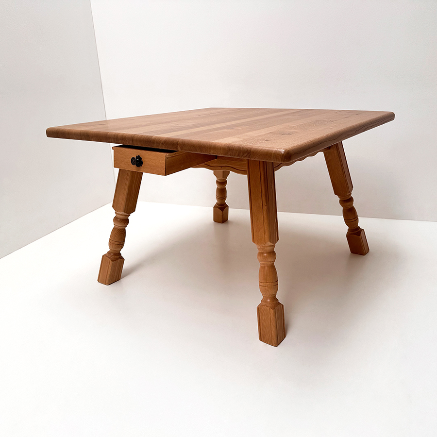 Vierfußtisch 4510 mit Schubladen, Gestell Fichte Antik dunkel, Platte  115/115 cm, Wildeiche K1 Lack