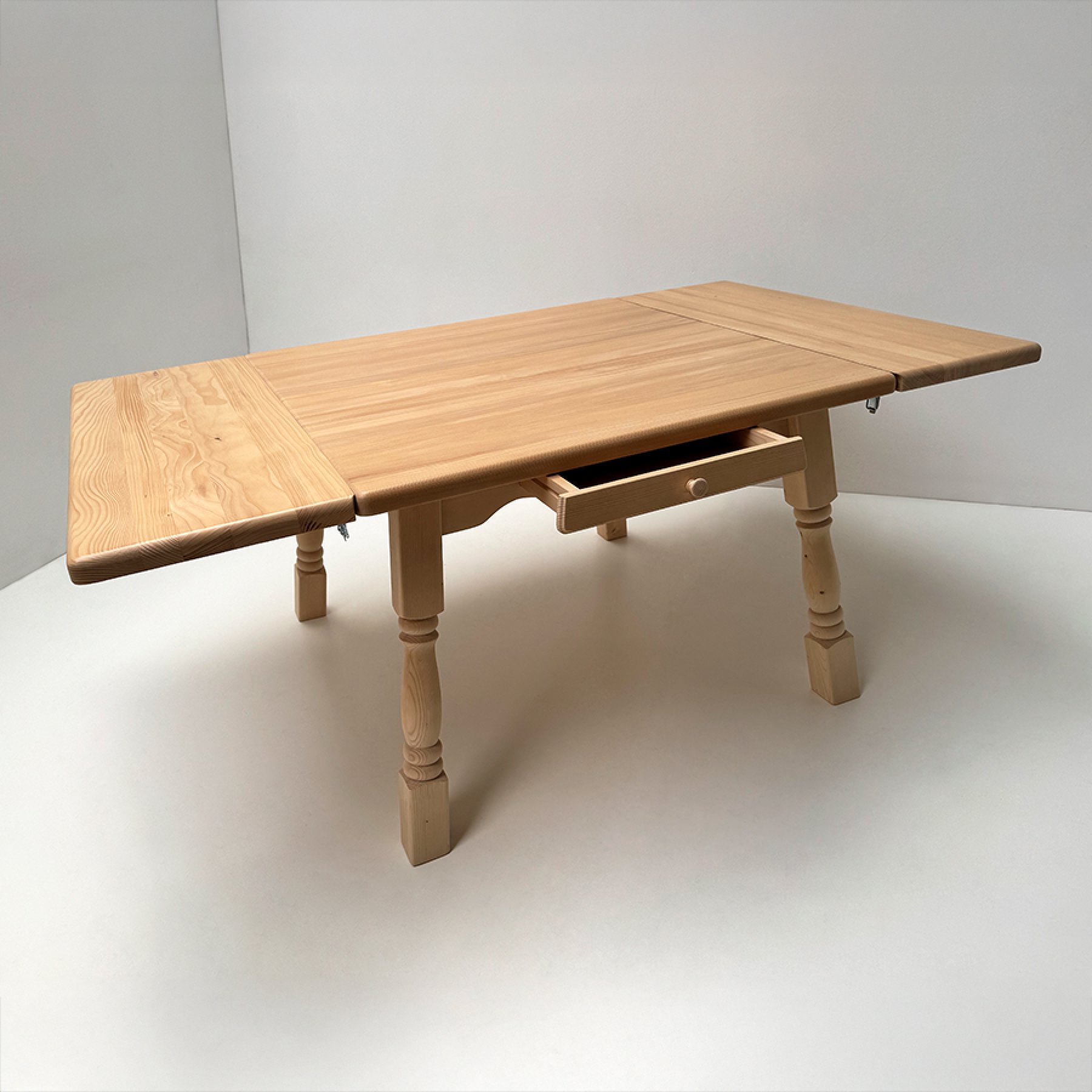 Vierfußtisch Amberg 110/110 cm mit Schublade, 2 Ansteckplatten, 4 cm, R20, Platte Rosner lackiert