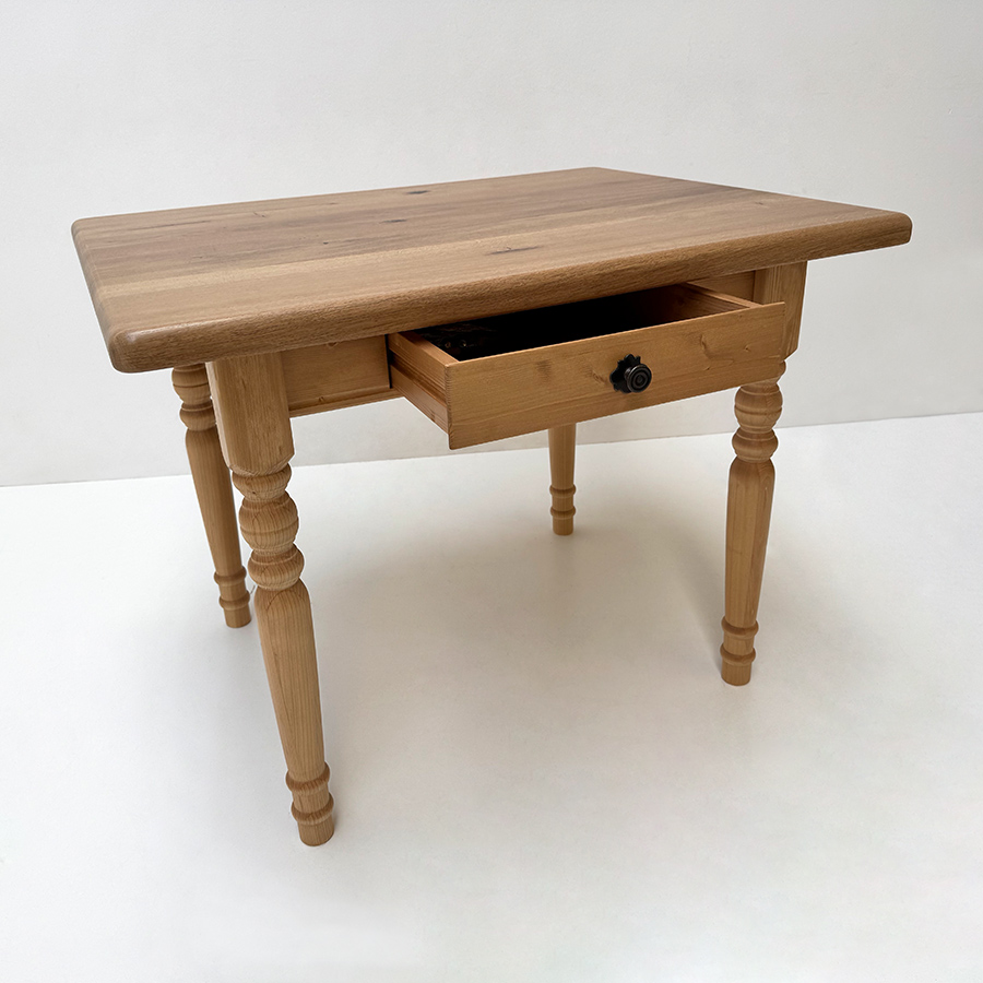 Vierfußtisch Rangau 80/100 cm  mit Schubladen, Wildeicheplatte, Antik hell lackiert