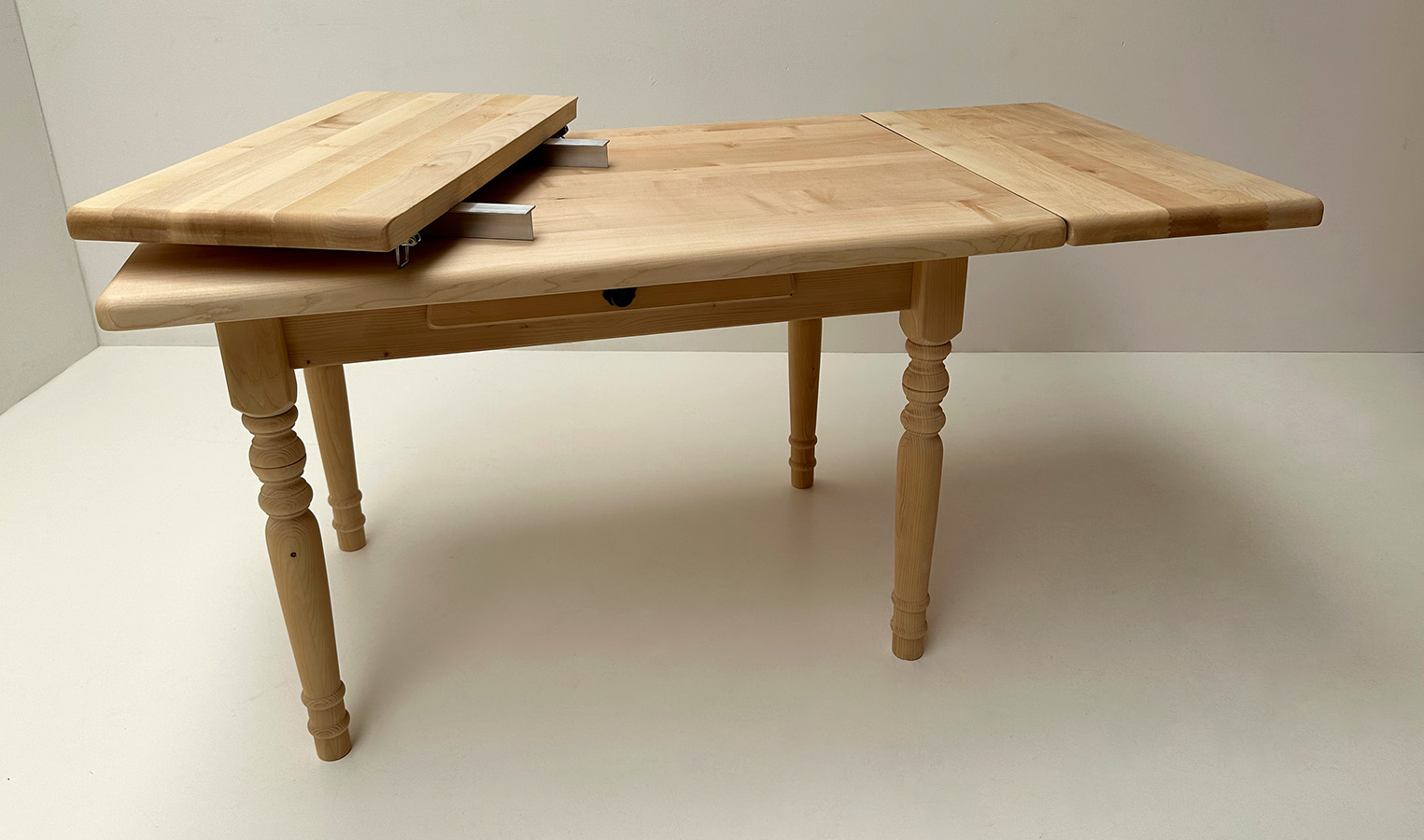 Vierfußtisch Rangau 80/120 mit Schubladen, Ahornplatte natur geölt, 1 Ansteckplatte 40 cm